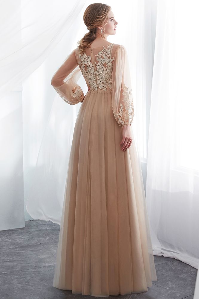 Vestido de noche de tul color champán con apliques y mangas largas en forma de A