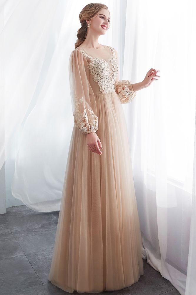 Vestido de noche de tul color champán con apliques y mangas largas en forma de A