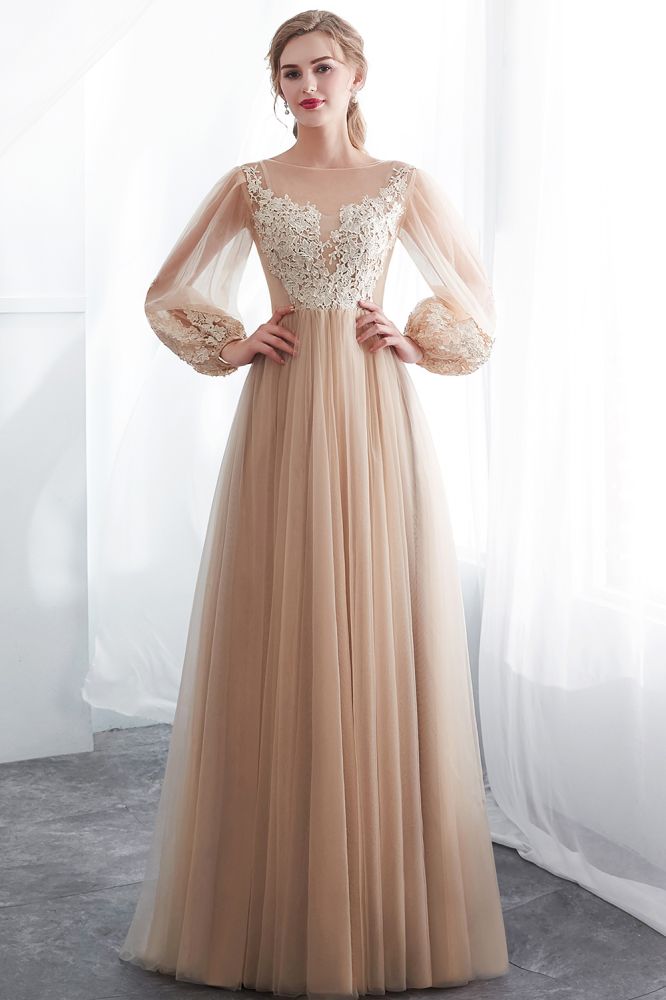 Vestido de noche de tul color champán con apliques y mangas largas en forma de A
