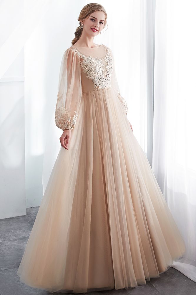Vestido de noche de tul color champán con apliques y mangas largas en forma de A