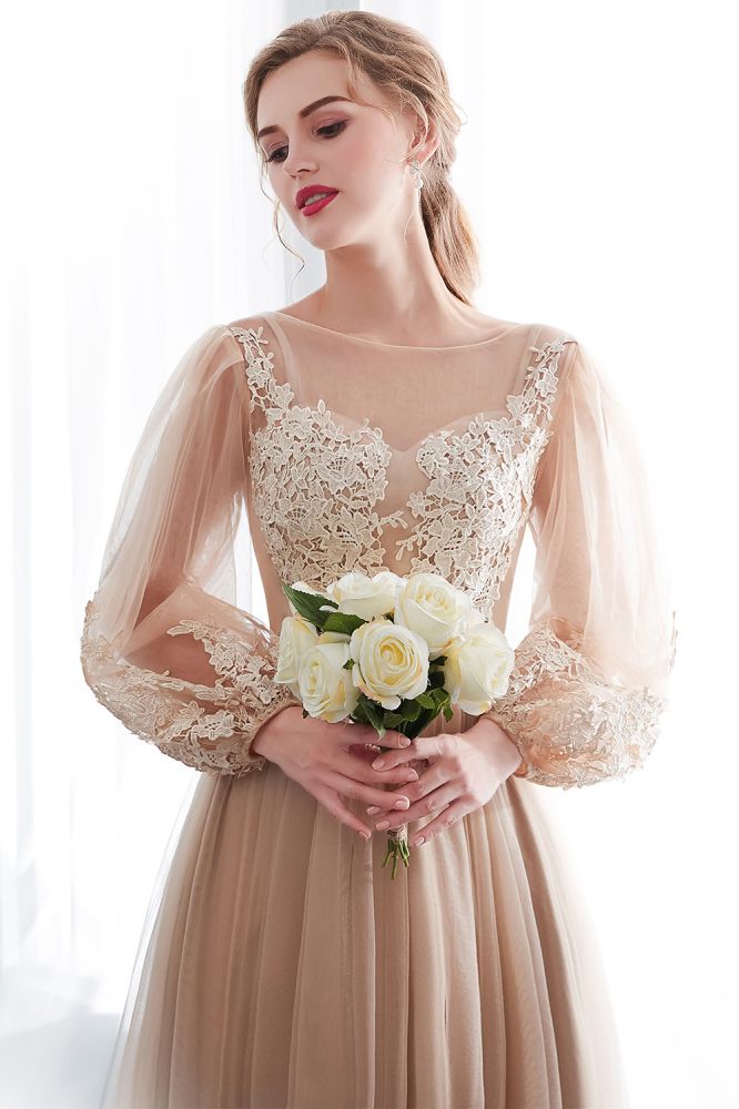 Vestido de noche de tul color champán con apliques y mangas largas en forma de A