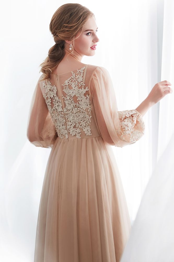 Vestido de noche de tul color champán con apliques y mangas largas en forma de A