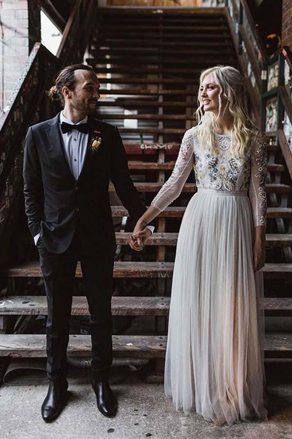 Langes Brautkleid in A-Linie mit Rundhalsausschnitt und langen Spitzenärmeln