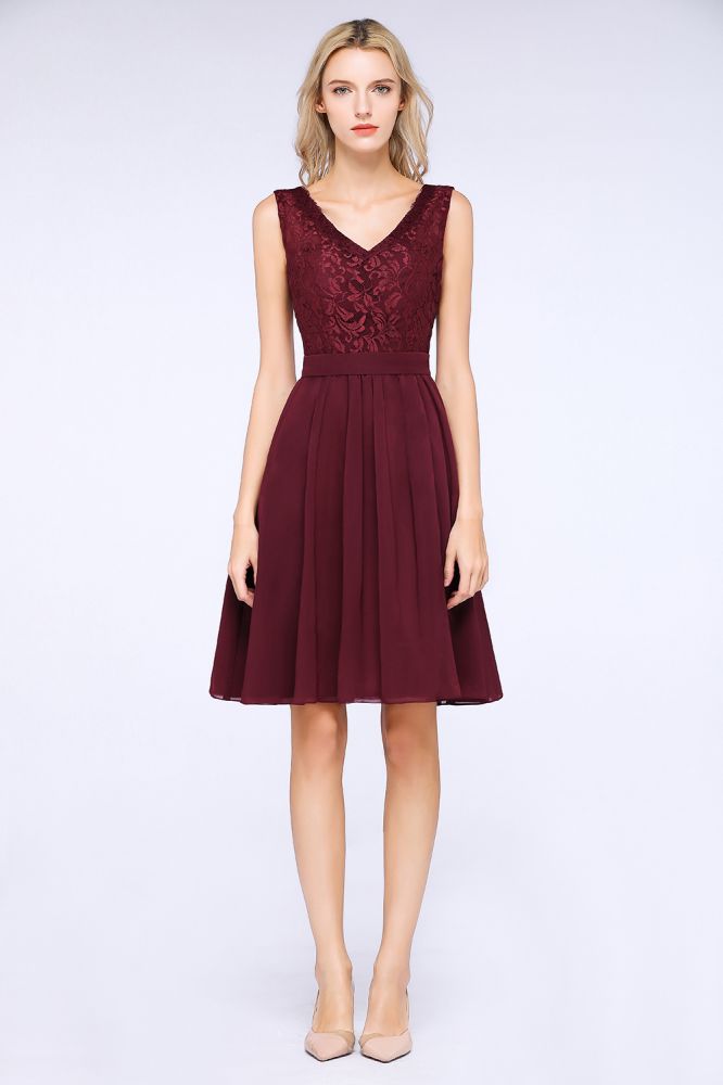 A-Linie Rüschen Chiffon Spitze V-Ausschnitt Abend Partykleid Ärmellos Knielang Homecoming Kleid