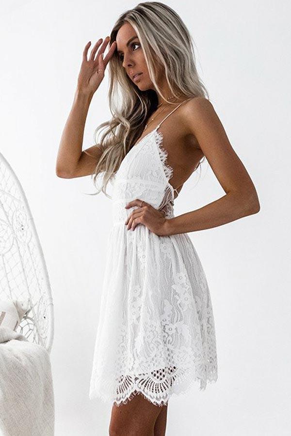 Vestido de fiesta de encaje blanco con tirantes finos, corte A y tirantes cruzados