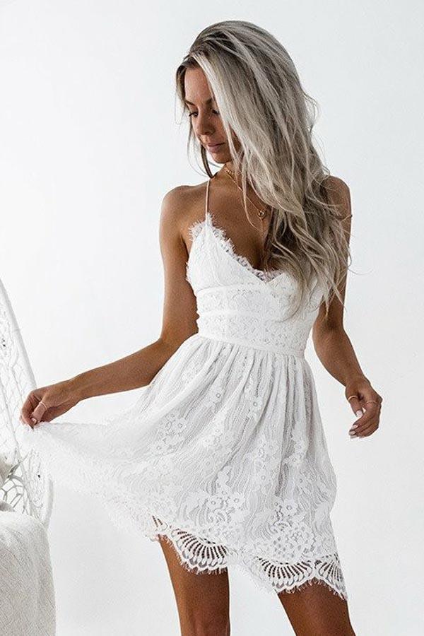 Vestido de fiesta de encaje blanco con tirantes finos, corte A y tirantes cruzados