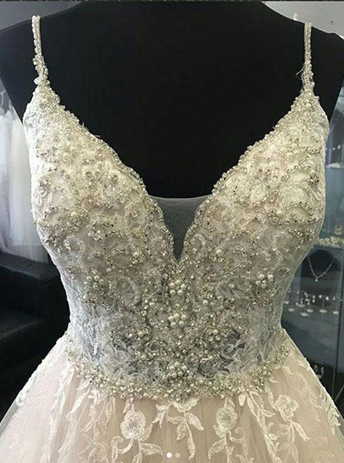 Vestido de novia de tul color marfil con tirantes en forma de A y apliques de cuentas
