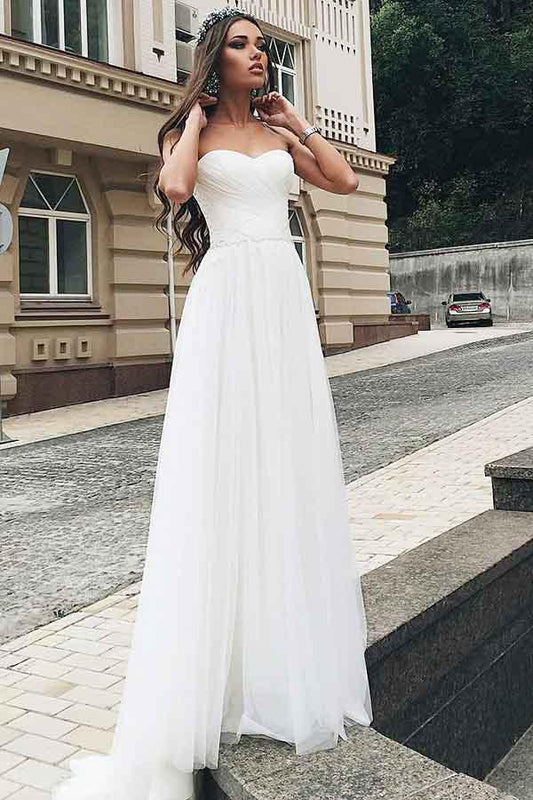 Vestido de novia de tul con cola larga, corte en A y escote en forma de corazón con apliques