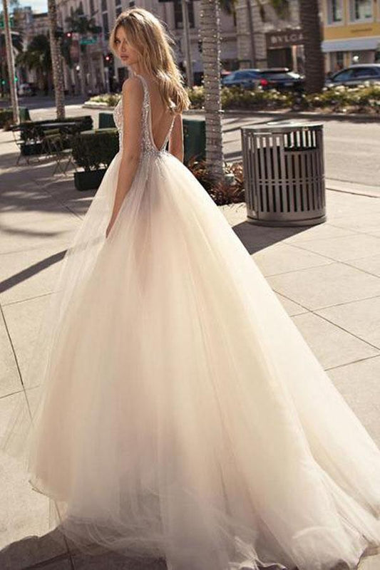 Vestido de novia de tul color marfil con cuentas y escote en V y espalda descubierta