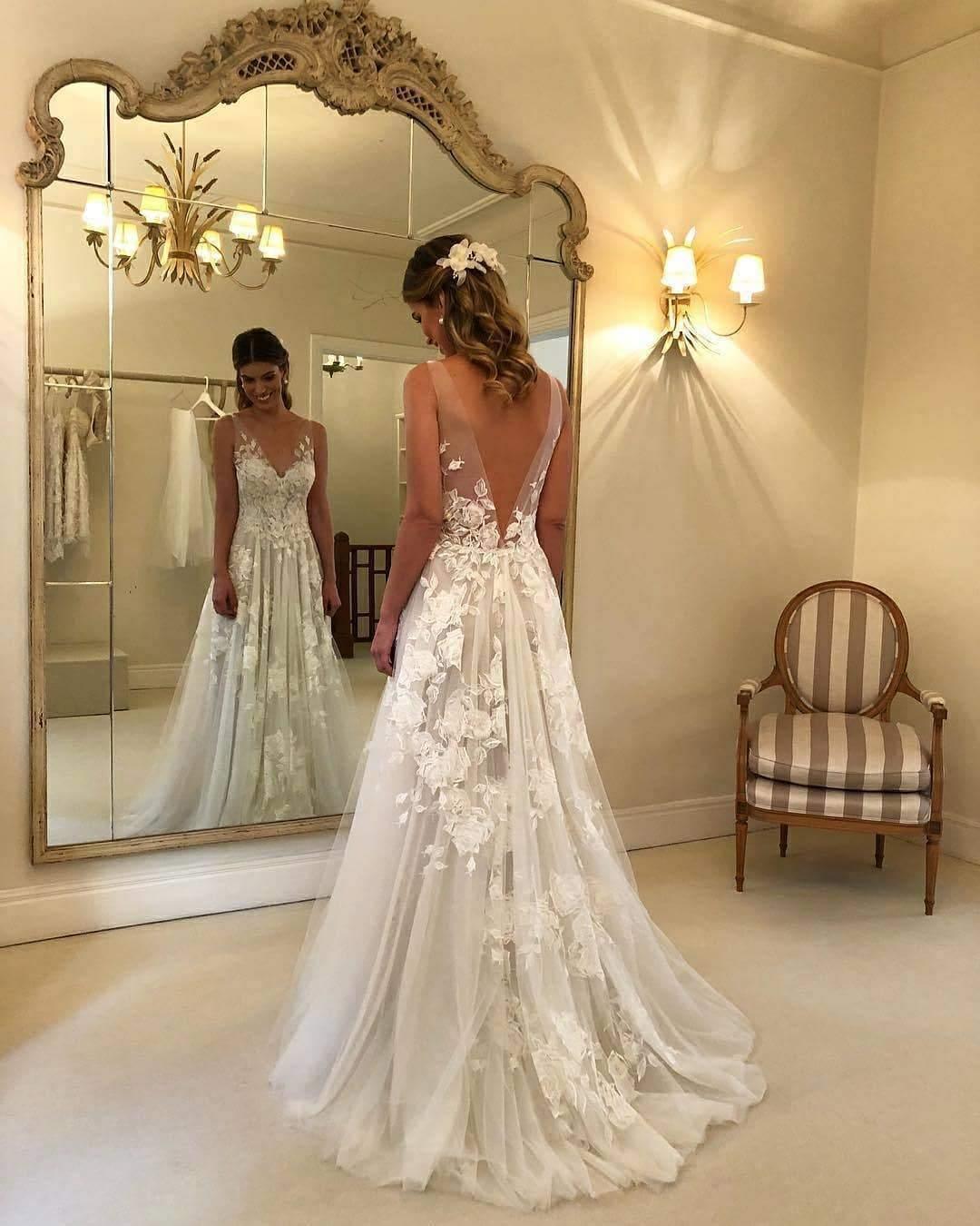Vestido de novia de corte A, escote en V, espalda descubierta, cola larga y apliques