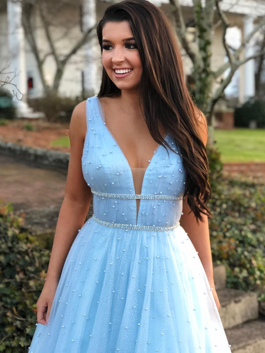 Vestidos de fiesta largos con escote en V, cuentas y cinturón de cuentas en azul cielo.