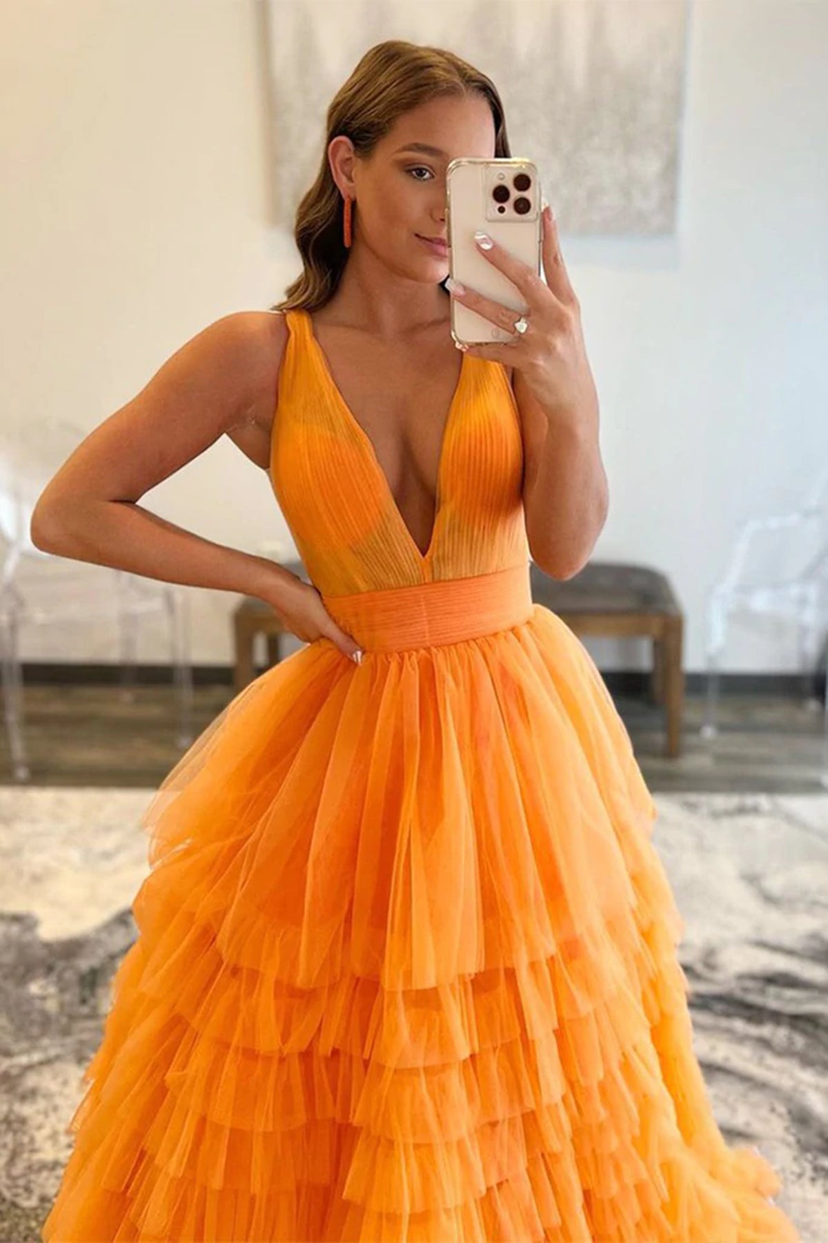 Vestidos de fiesta largos de tul en capas con escote en V y corte A en color naranja.