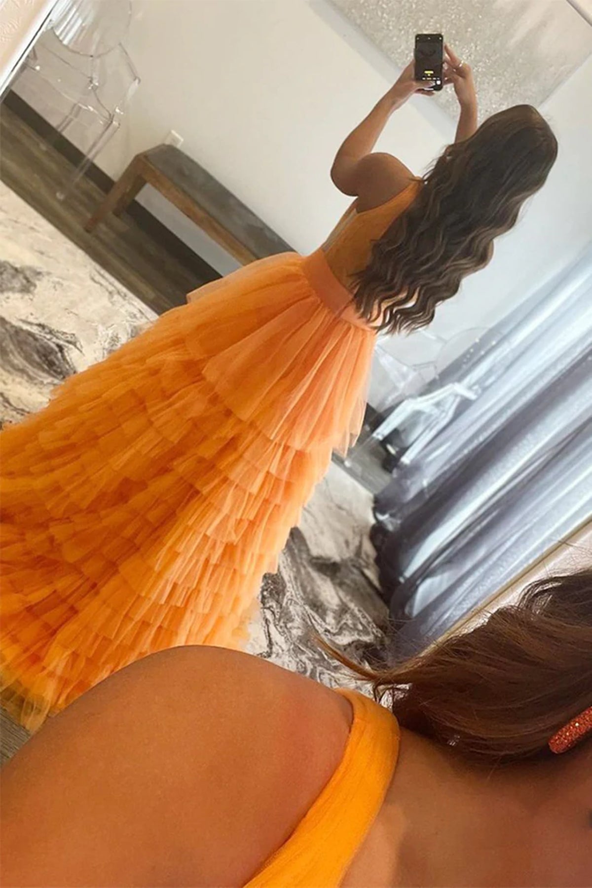 Vestidos de fiesta largos de tul en capas con escote en V y corte A en color naranja.