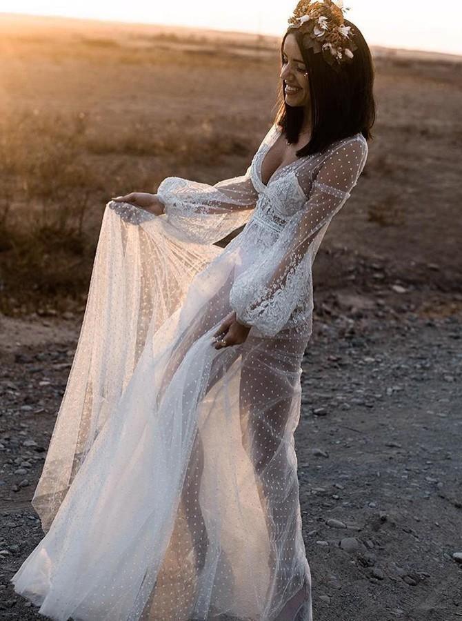 A-Linien-Strandbrautkleid mit V-Ausschnitt und langen Ärmeln und Applikationen