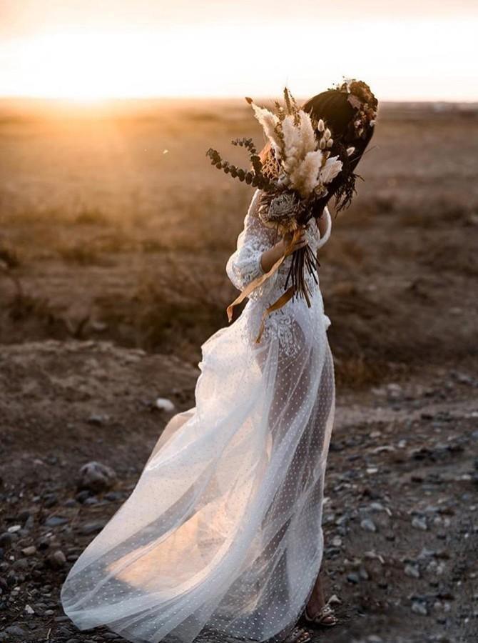 A-Linien-Strandbrautkleid mit V-Ausschnitt und langen Ärmeln und Applikationen