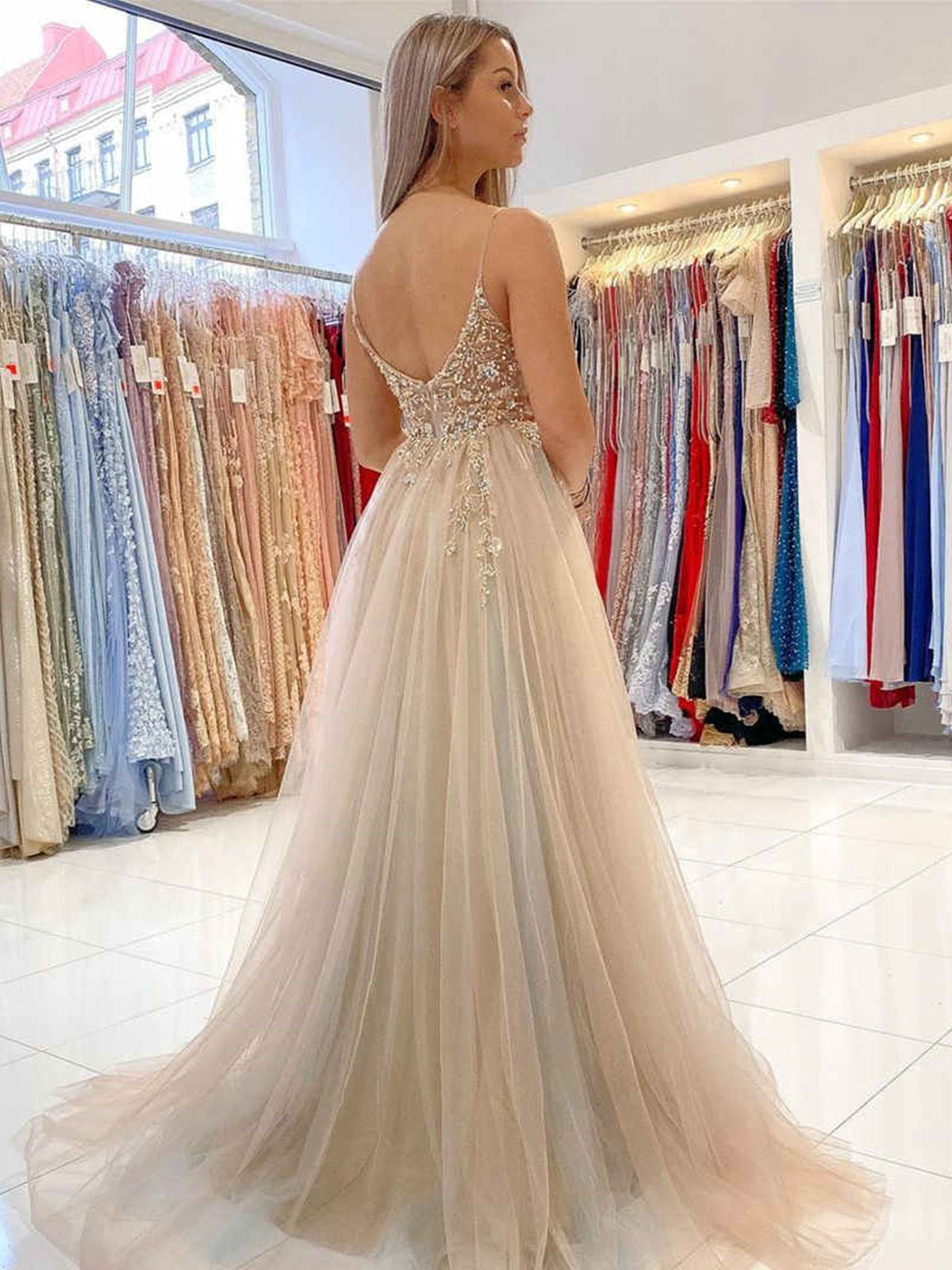 Vestido de fiesta largo de tul con cuentas, escote en V, espalda abierta, corte A y abertura alta, color gris