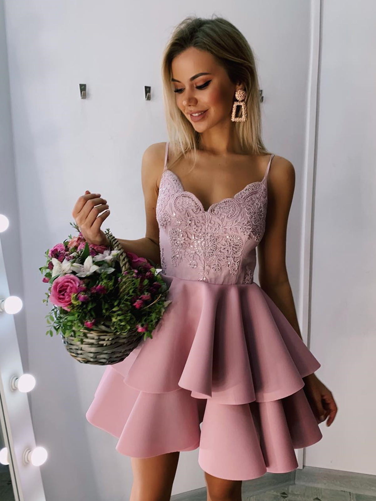 A-Linie V-Ausschnitt Kurzes Spitzen-Satin-Abschlussballkleid