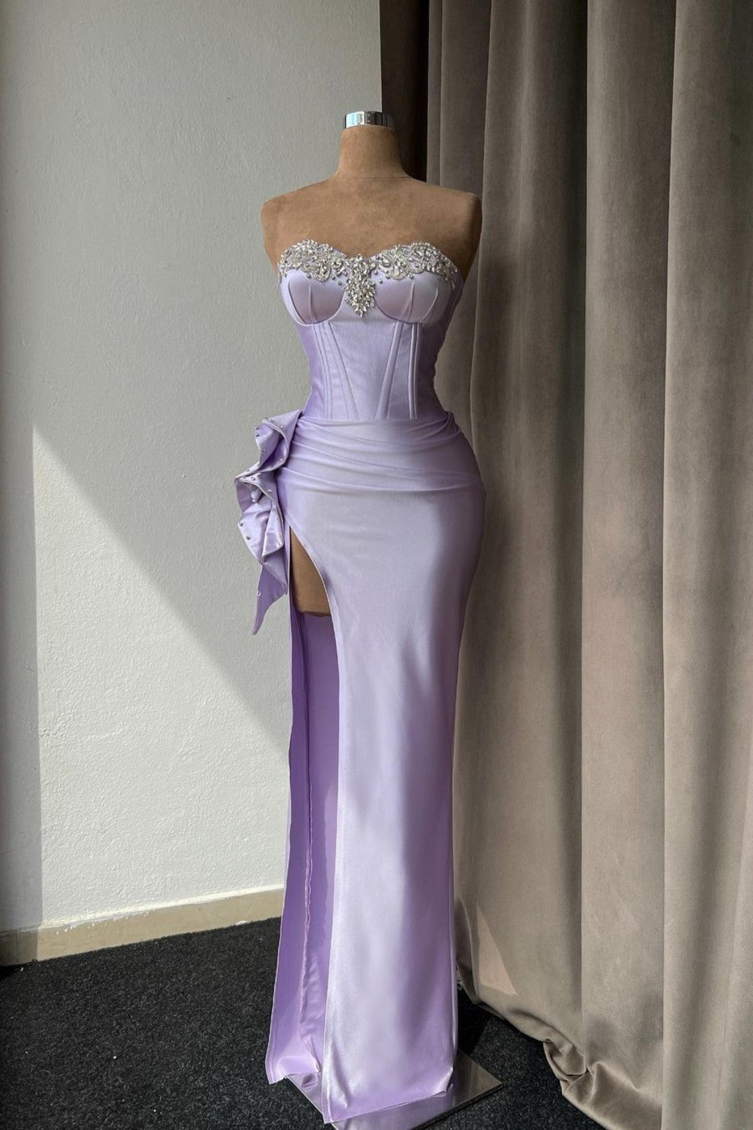 Vestido de fiesta de sirena morado claro sin tirantes y abertura alta con diamantes de imitación