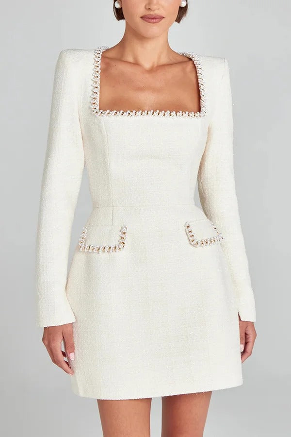 Mädchenhaftes und glamouröses Minikleid aus Tweedstoff mit Perlenbesatz und langen Schlitzärmeln