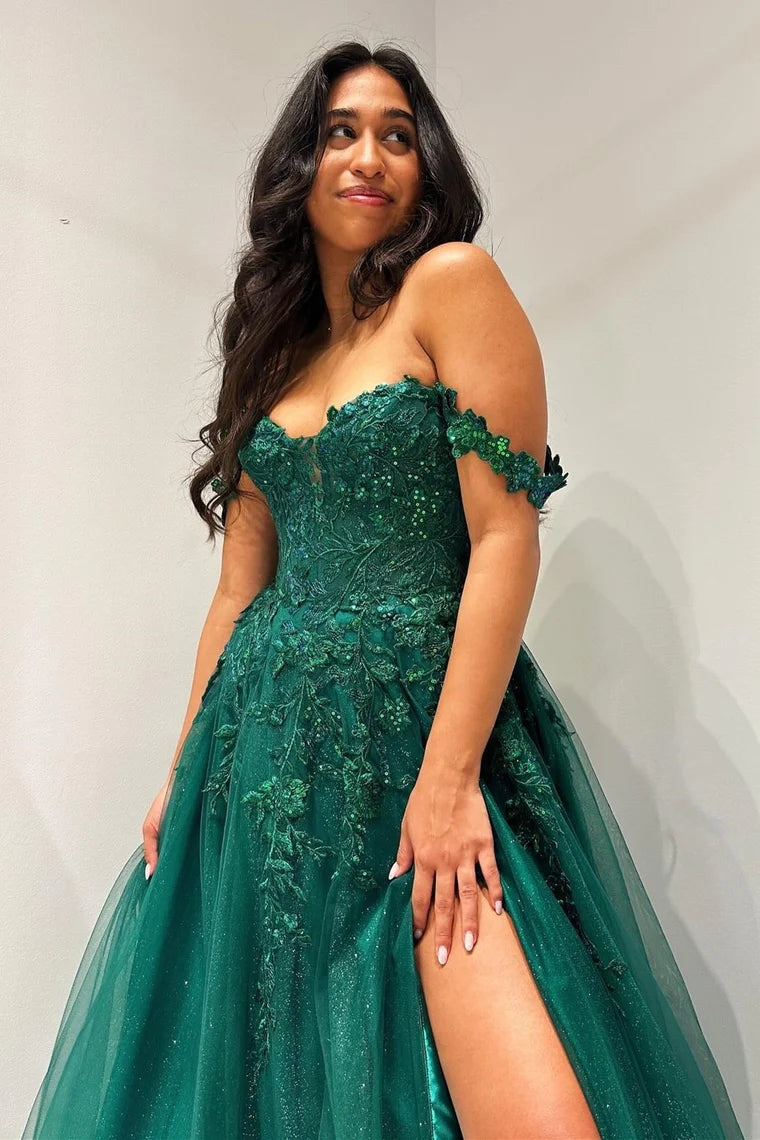Vestido de fiesta largo de corte A con hombros descubiertos y apliques esmeralda brillante
