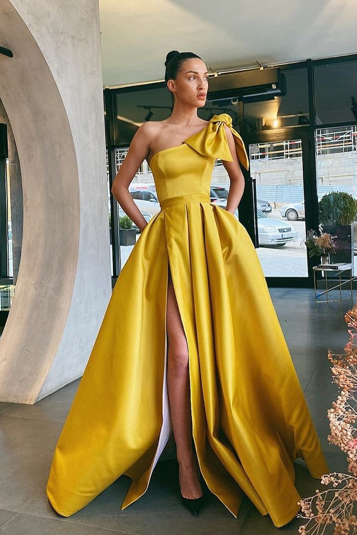 Vestido de fiesta largo de satén con un hombro al descubierto, corte A, abertura frontal y bolsillos