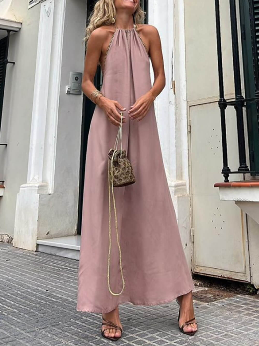 Maxikleid mit Neckholder und Goldbesatz