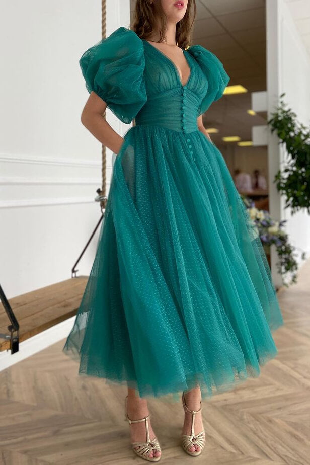 Elegante vestido de noche verde oscuro de tul con escote en V y mangas cortas.