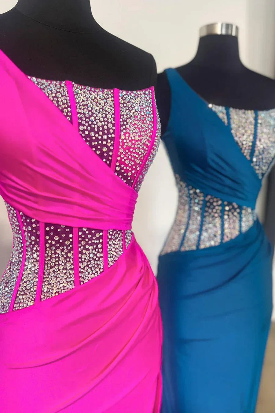 Vestidos de fiesta largos de sirena azul con un solo hombro y cuentas
