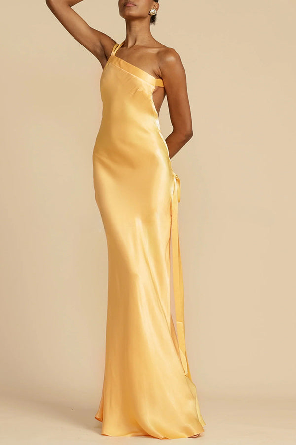 Moonlit Soiree – Asymmetrisches Maxikleid aus Satin mit einer Schulter und rückenfreiem Träger
