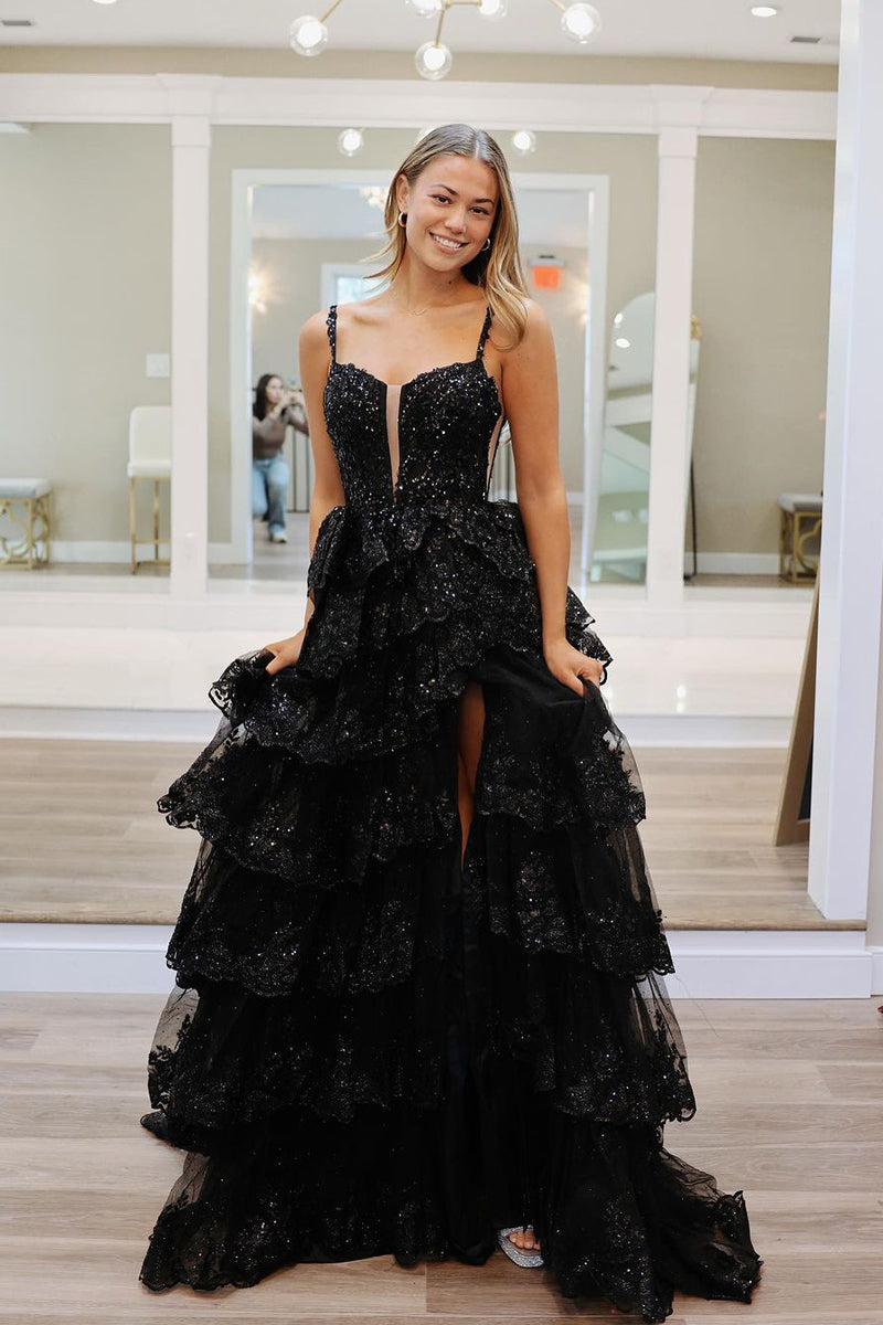 Vestido formal con tirantes, lentejuelas fucsias y capas con abertura