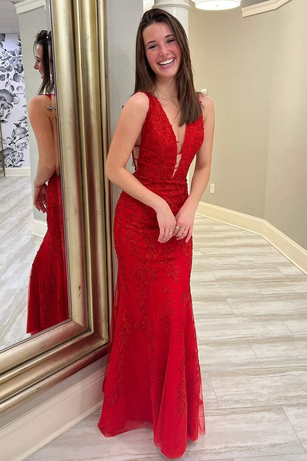 Vestido de fiesta de encaje con escote en V y corte sirena