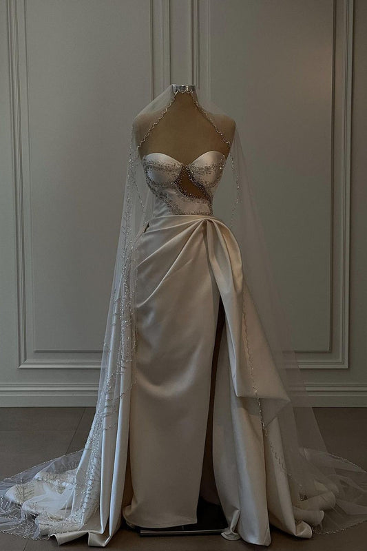 Erstaunliches langes weißes ärmelloses Satin-Brautkleid mit Perlenbesatz und Schlitz