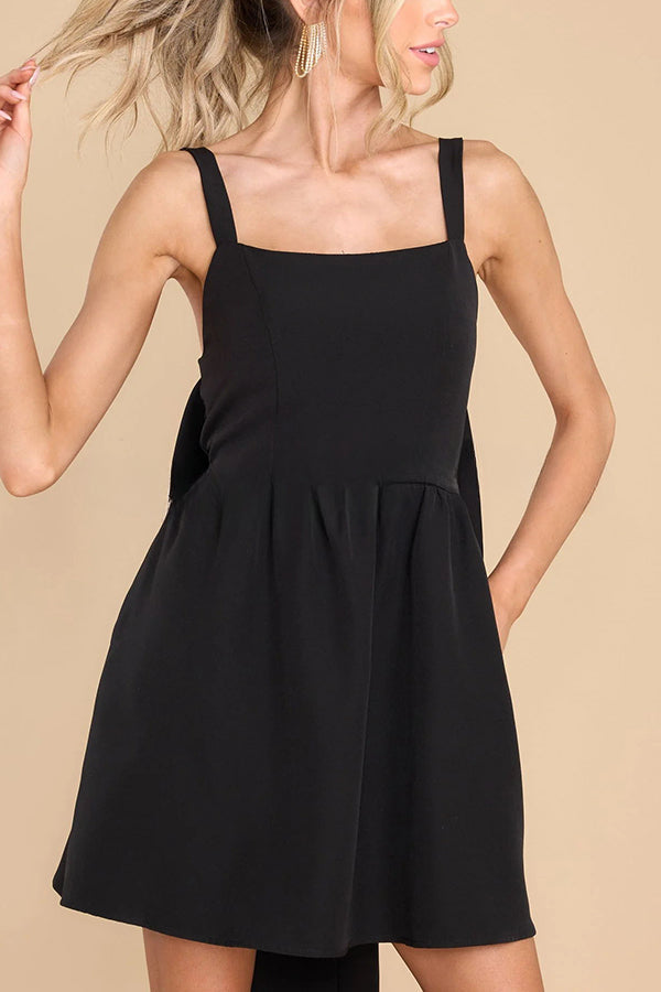 Elegantes, wunderschönes Minikleid mit übergroßer Schleife auf der Rückseite und breiten Trägern und Taschen