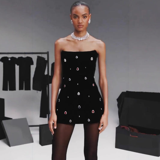 Vestido de fiesta negro sin tirantes y con vendaje