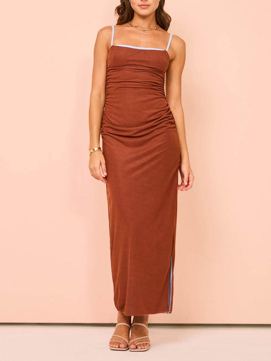 Vestido largo plisado con abertura en la espalda