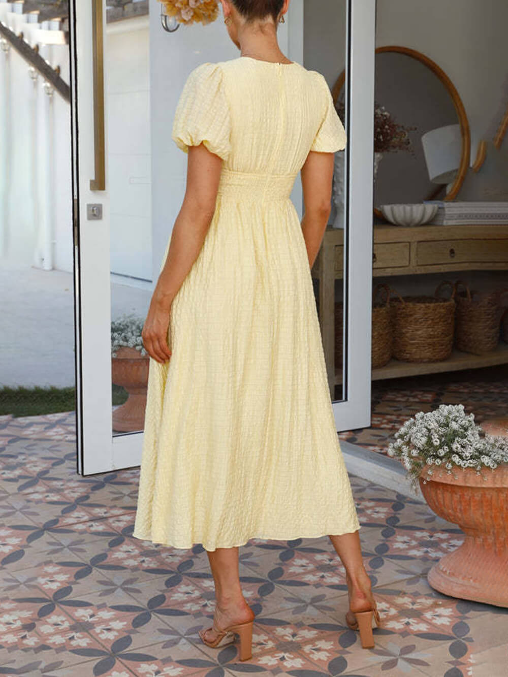 Kleid mit Puffärmeln, V-Ausschnitt und langem Oversize-Saum