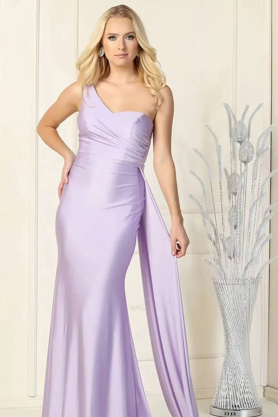 Elegante vestido de noche largo de sirena con un solo hombro y volantes