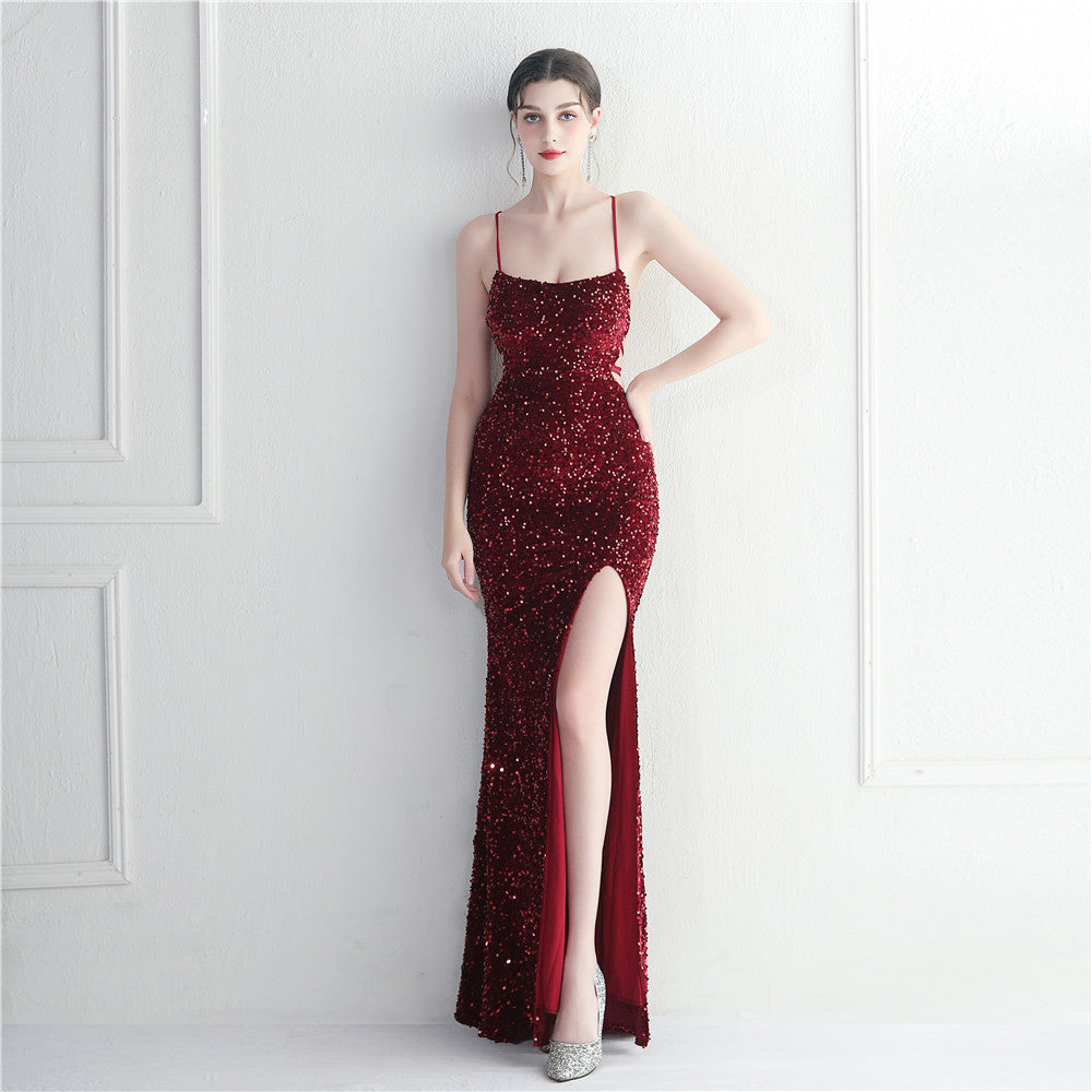 Vestido de noche largo con cola de pez y tirantes finos con lentejuelas y parte inferior de terciopelo