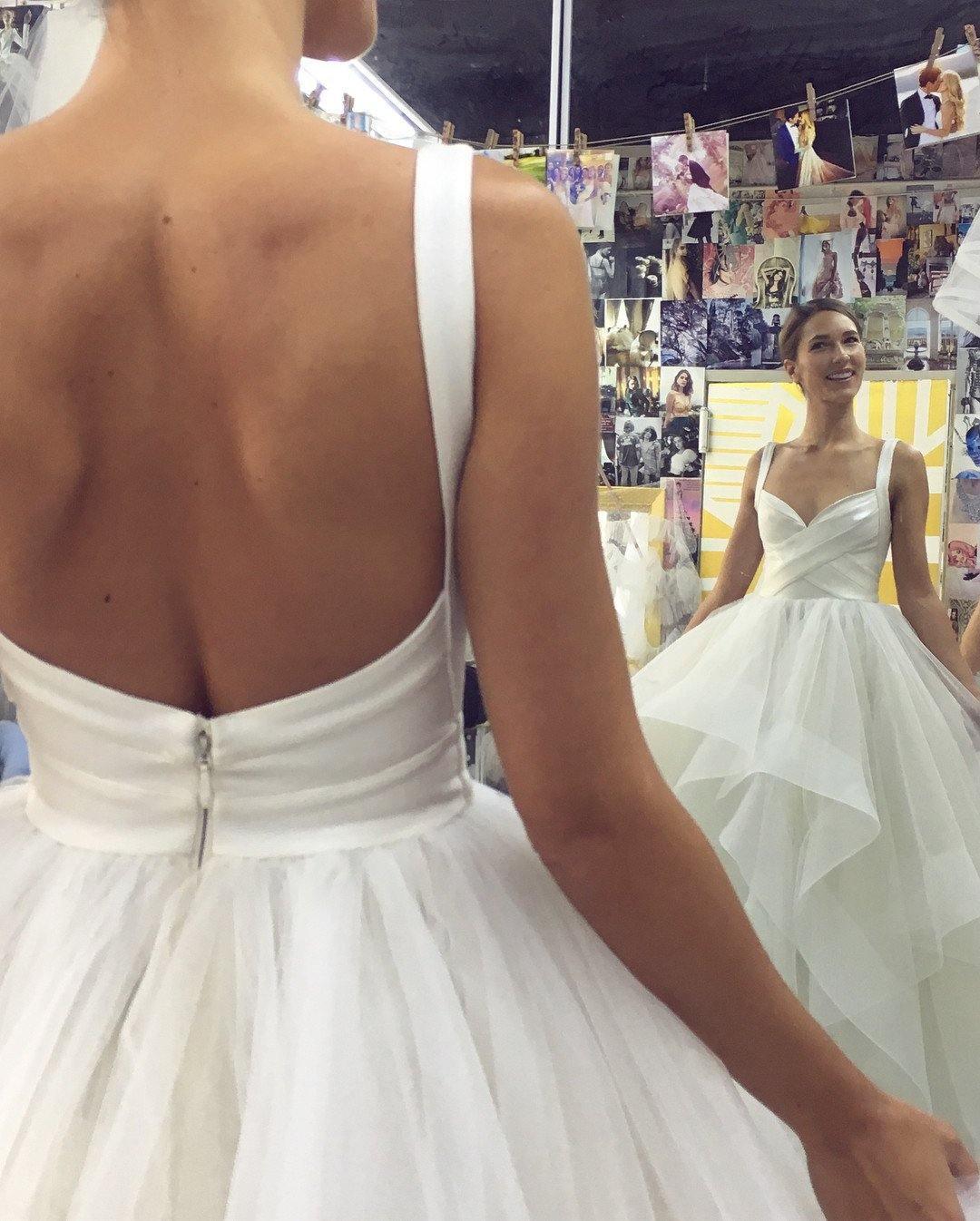 Ballkleid Elegantes bodenlanges Brautkleid aus Tüll mit kaskadierenden Rüschen