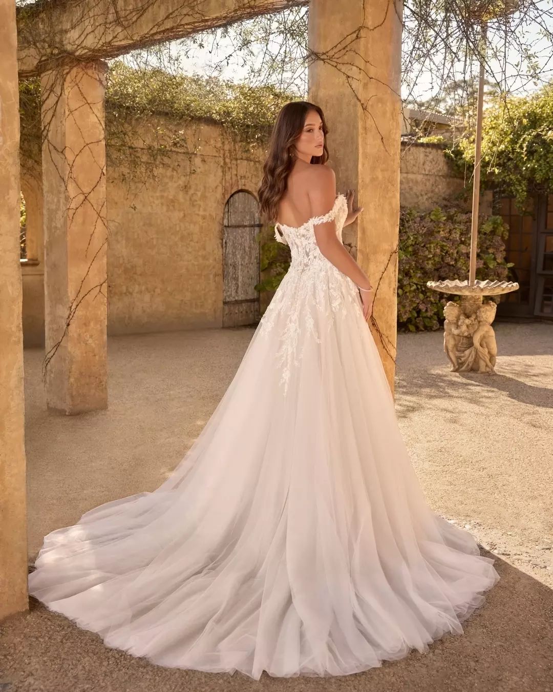 Wunderschönes A-Linien-Brautkleid aus Spitze mit Herzausschnitt und ärmellosem weißen langen