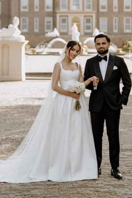 Wunderschönes A-Linien-Brautkleid aus Satin mit schulterfreiem, ärmellosem Schnitt und Schlitz vorne