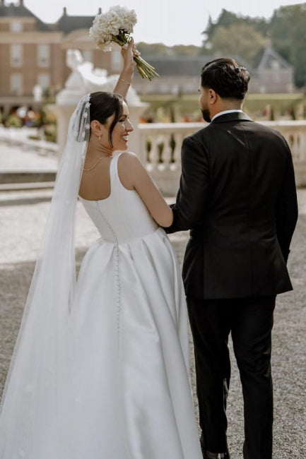Wunderschönes A-Linien-Brautkleid aus Satin mit schulterfreiem, ärmellosem Schnitt und Schlitz vorne