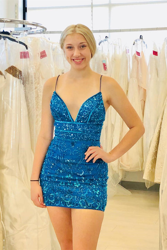 Hermosos vestidos de fiesta cortos sin mangas con escote en V y tirantes finos en azul con encaje