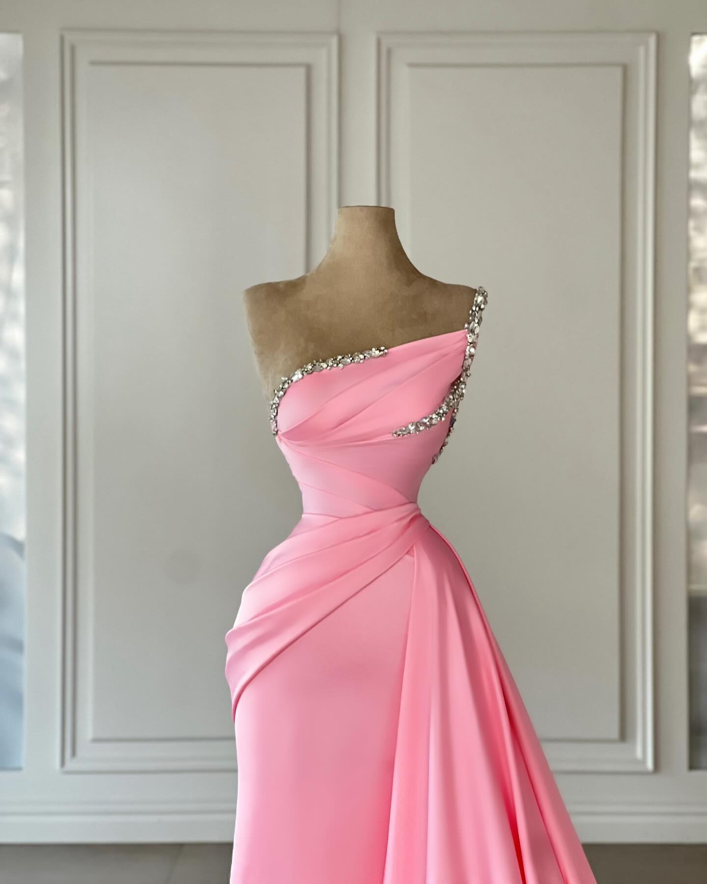 Hermoso vestido de fiesta rosa sin tirantes, de satén y columna, con diamantes de imitación.