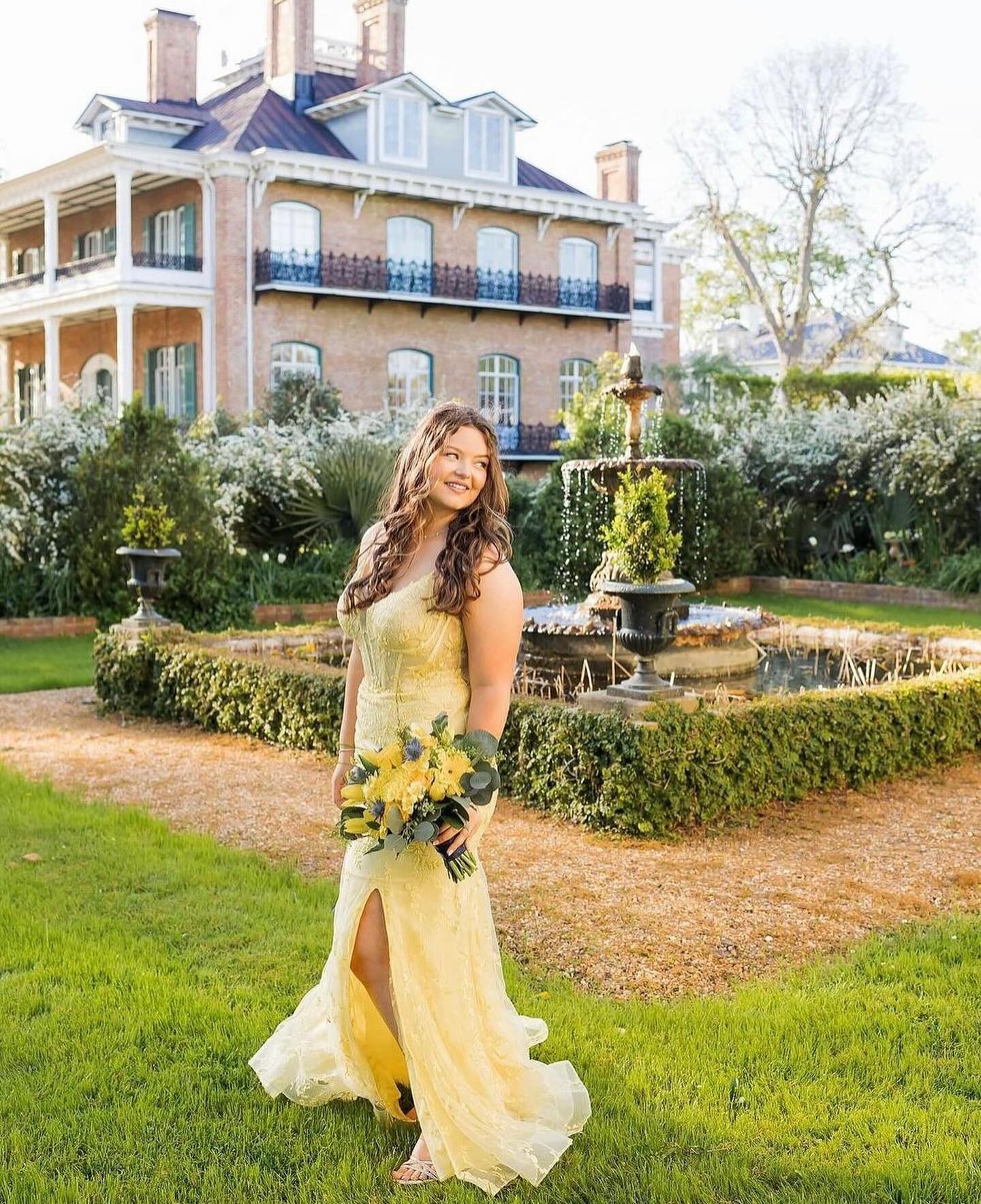 Hermosos vestidos de fiesta sin mangas con tirantes finos de tul y abertura frontal