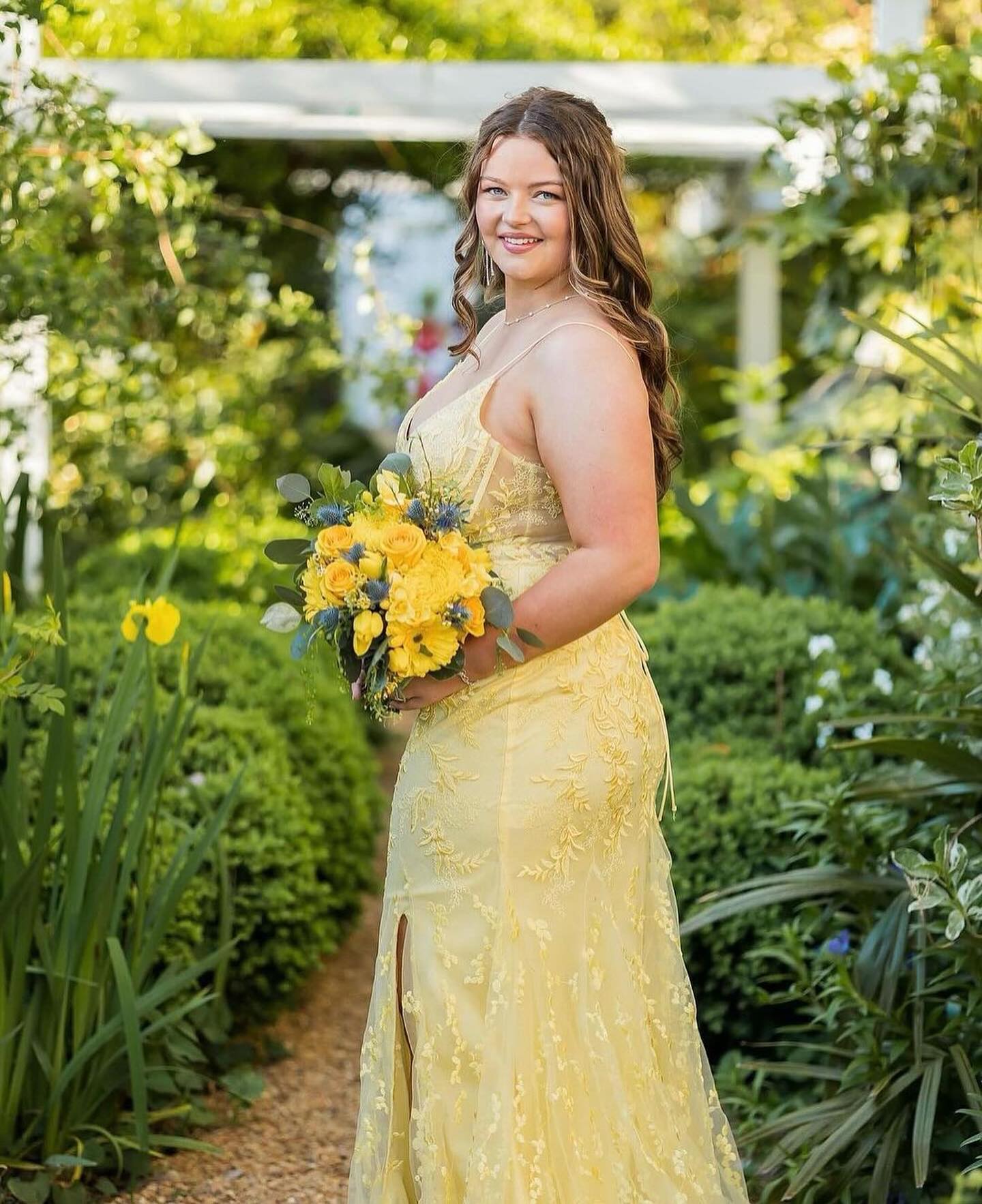 Hermosos vestidos de fiesta sin mangas con tirantes finos de tul y abertura frontal