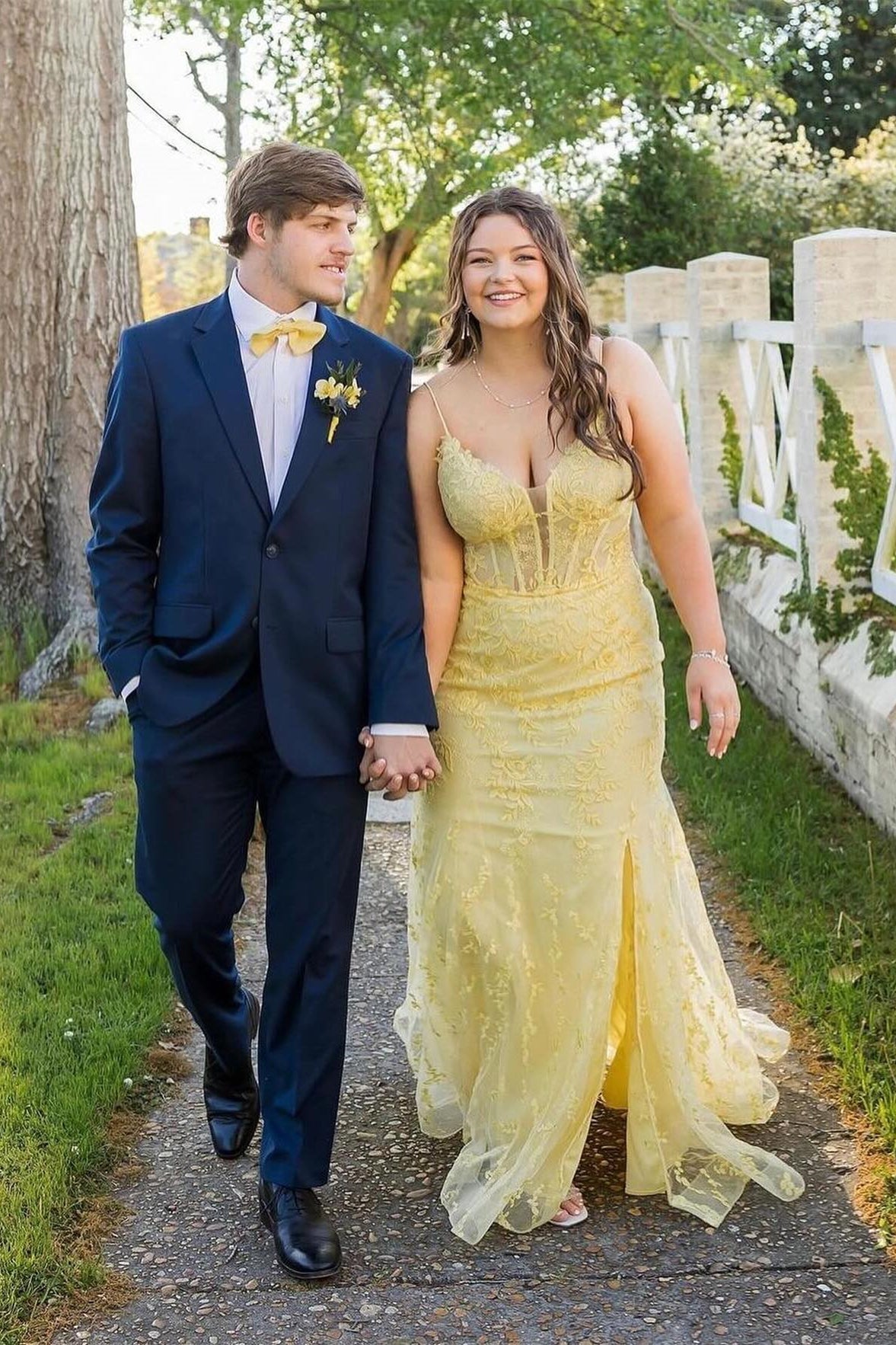 Hermosos vestidos de fiesta sin mangas con tirantes finos de tul y abertura frontal