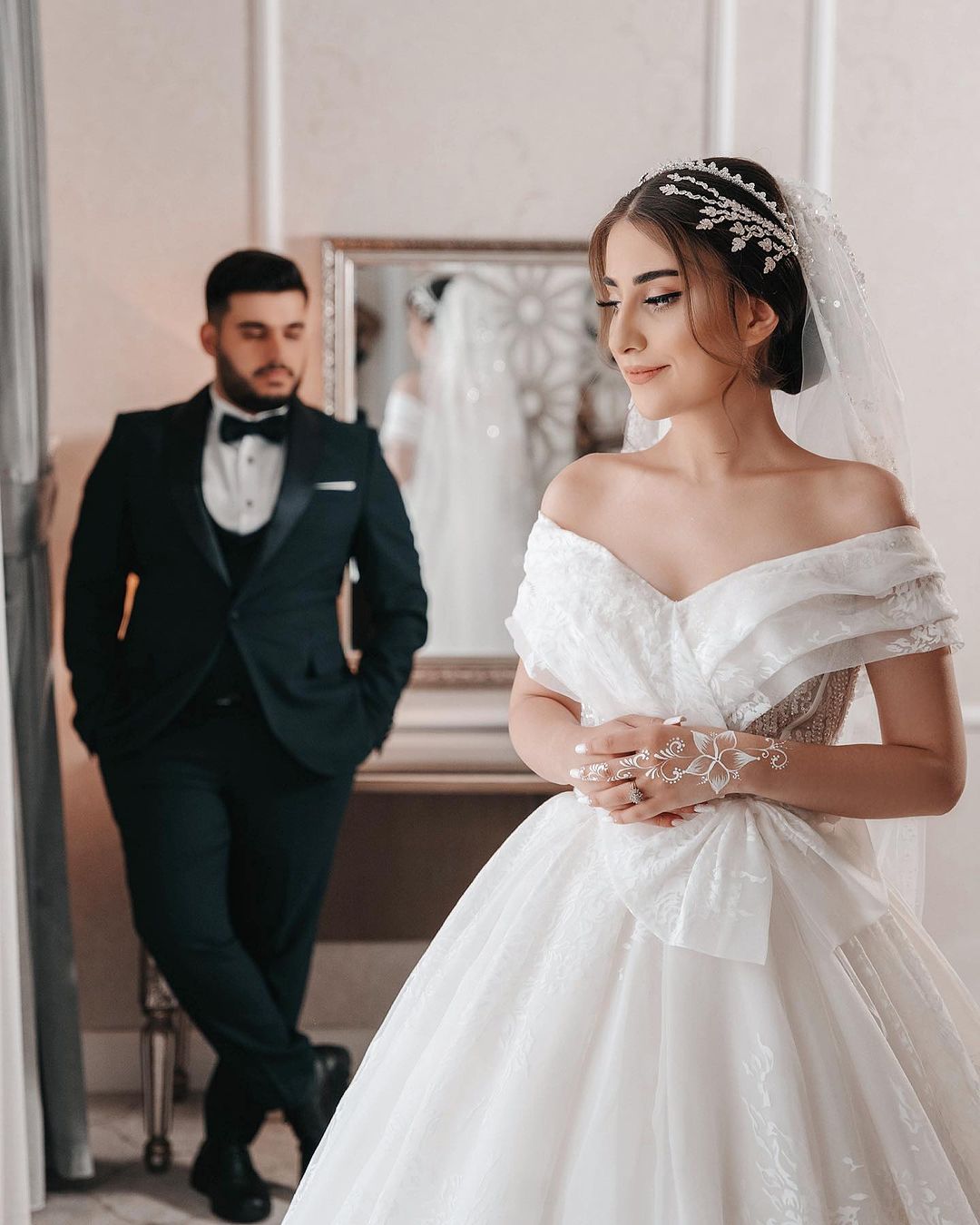Hermoso vestido de novia largo blanco de corte A, sin mangas, con hombros descubiertos y encaje