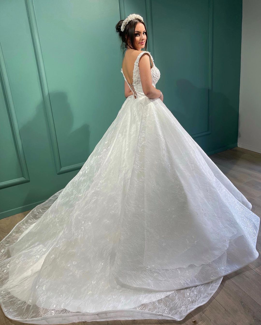 Wunderschönes langes weißes ärmelloses Brautkleid aus Spitze in A-Linie mit V-Ausschnitt