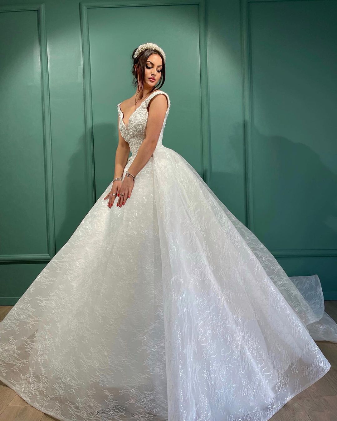 Wunderschönes langes weißes ärmelloses Brautkleid aus Spitze in A-Linie mit V-Ausschnitt